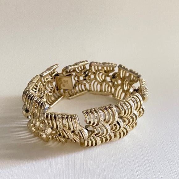 Vtg CORO Pegasus Fan-Like Linked Gold Tone Chunky Wide Bangle Bracelet - Picture 1 of 10